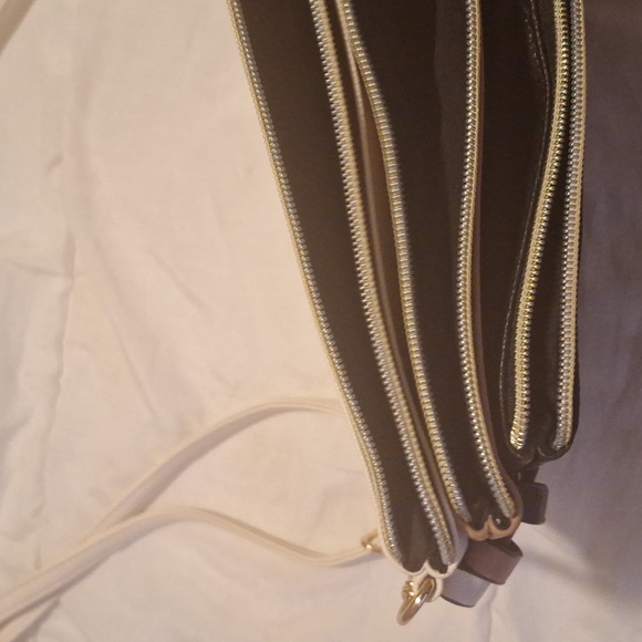 Three color purse. Wear it multiple ways - Picture 3 of 4